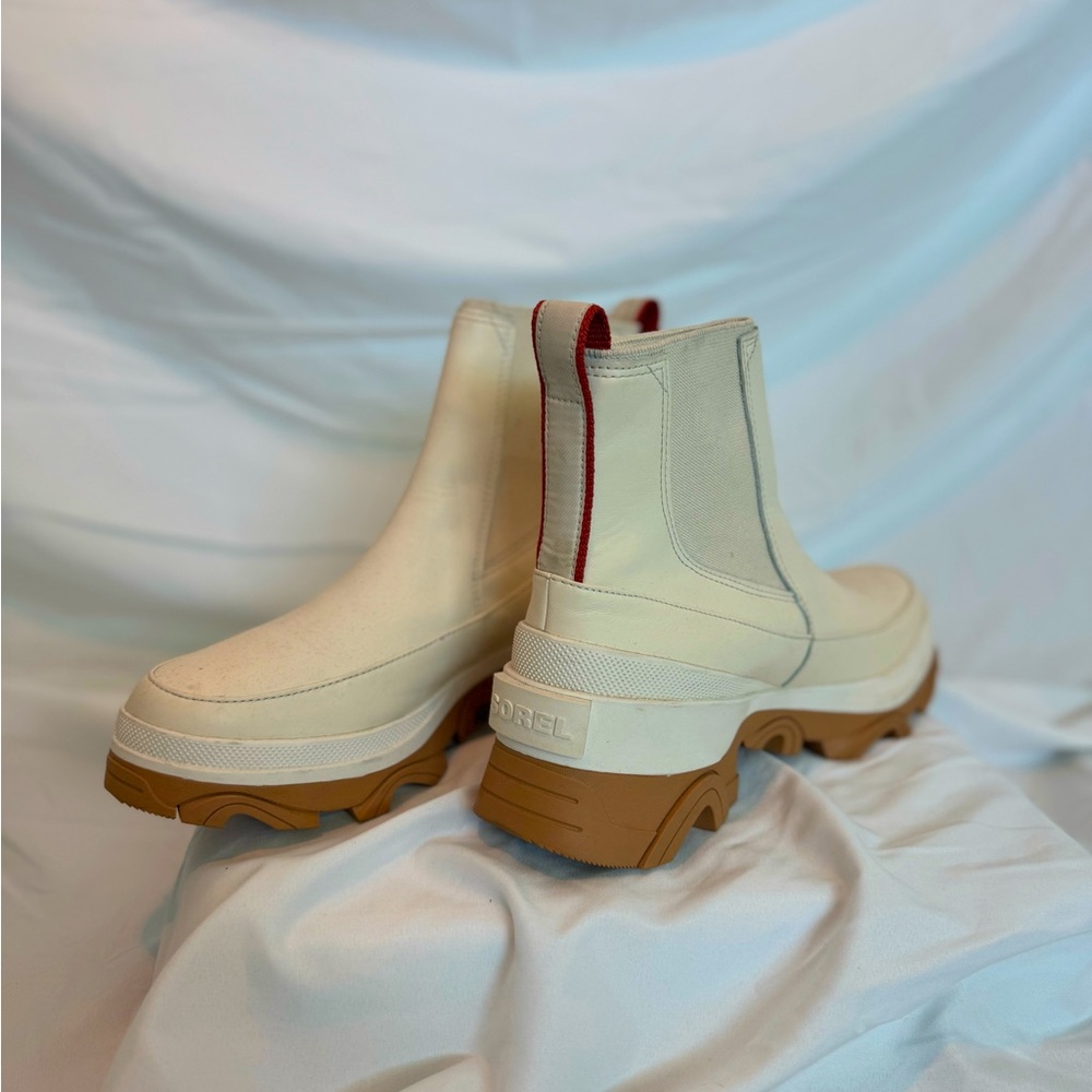Women’s tan Sorel Chelsea Boot. Size 10.